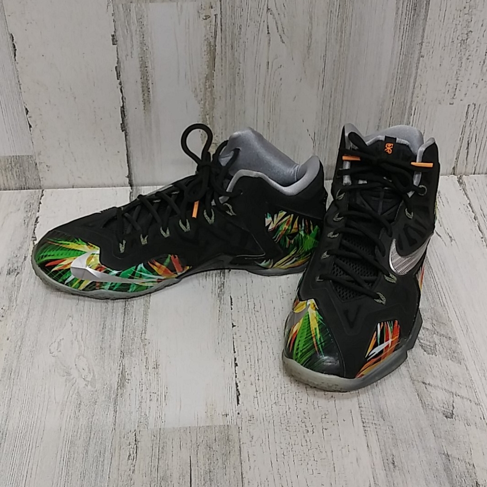Nike size 10 men's LeBron basketball sneakers